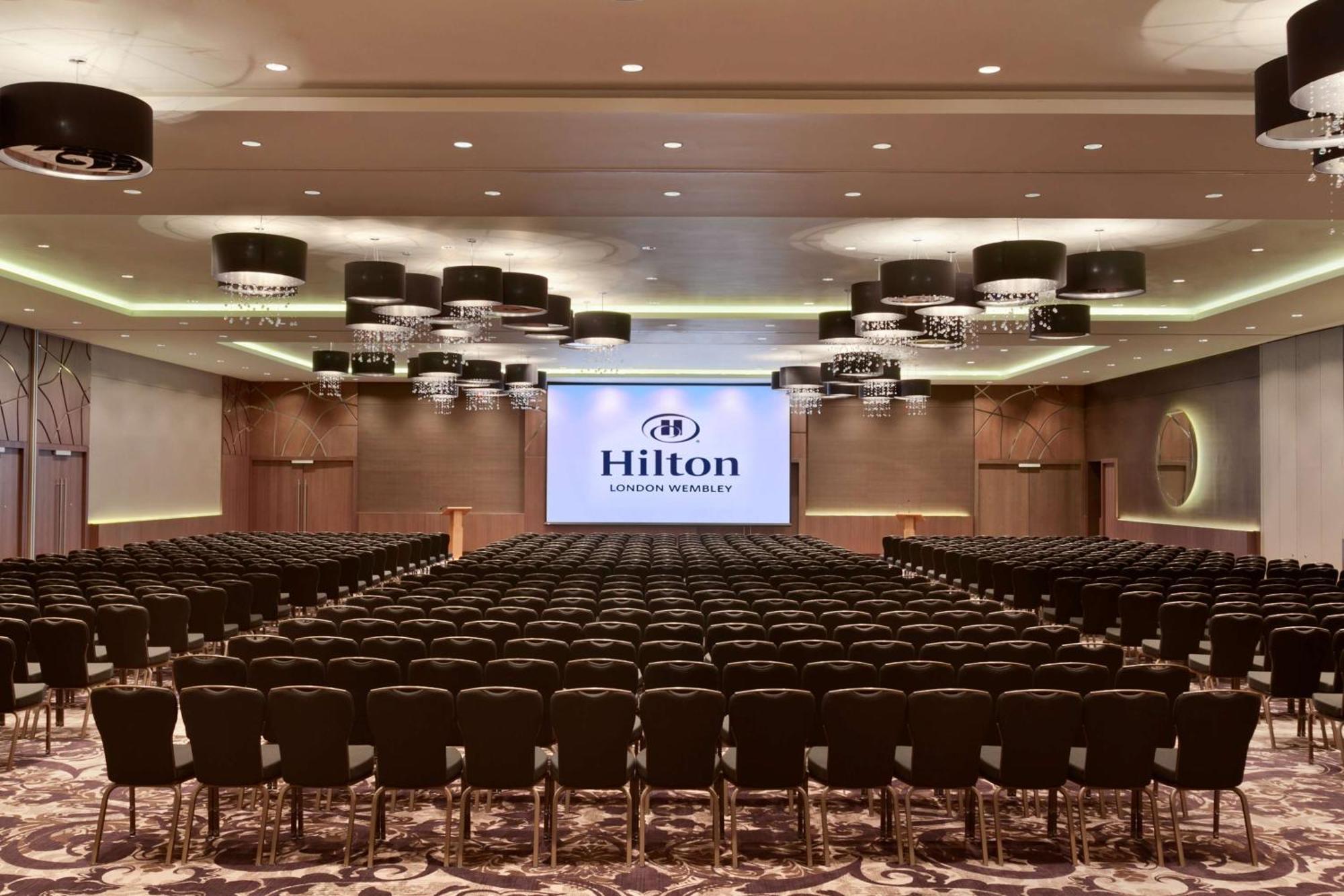 Отель Hilton London Wembley Экстерьер фото