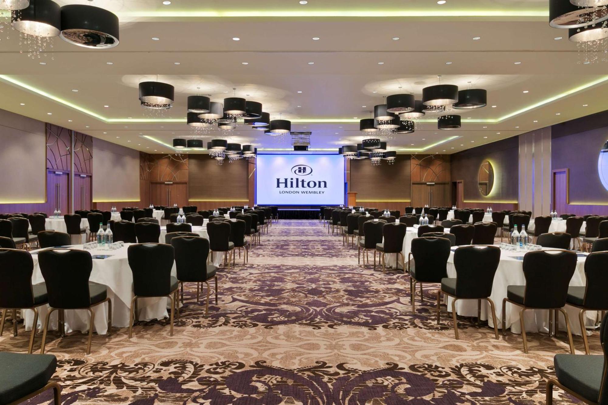 Отель Hilton London Wembley Экстерьер фото